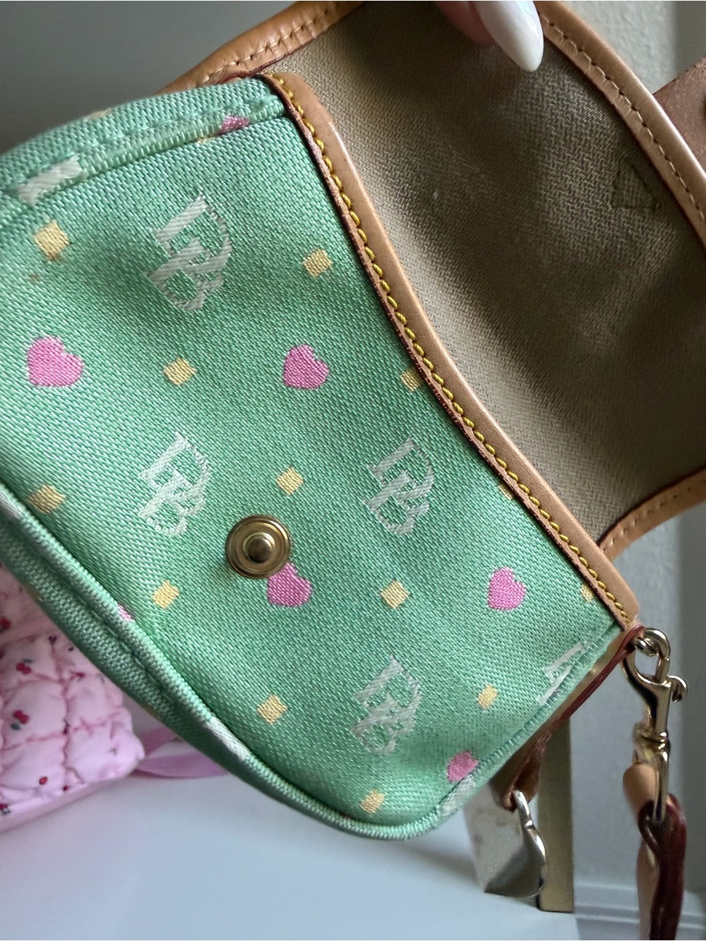 💚✨ Vintage Dooney & Bourke Y2K Monogram Wristlet Pouch ✨💚  Pink Hearts bag purse - Picture 11 of 14
